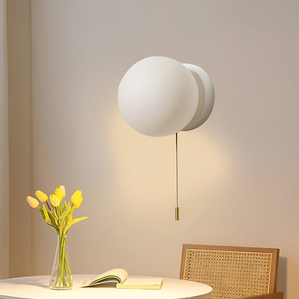 Væglampe med frostet glasglobus, nordisk LED-design med trækordkontakt