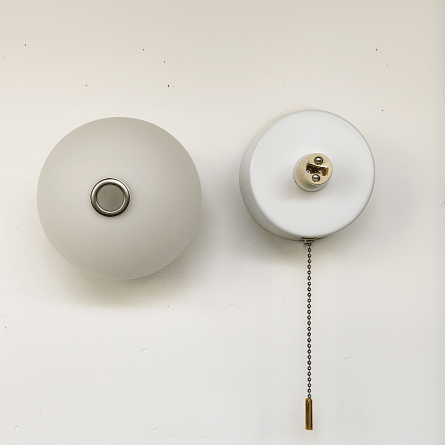 Væglampe med frostet glasglobus, nordisk LED-design med trækordkontakt