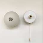 Væglampe med frostet glasglobus, nordisk LED-design med trækordkontakt