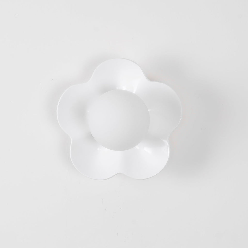 Against a plain backdrop, this Clérachic wall light in white blends softly into the pale surface.
