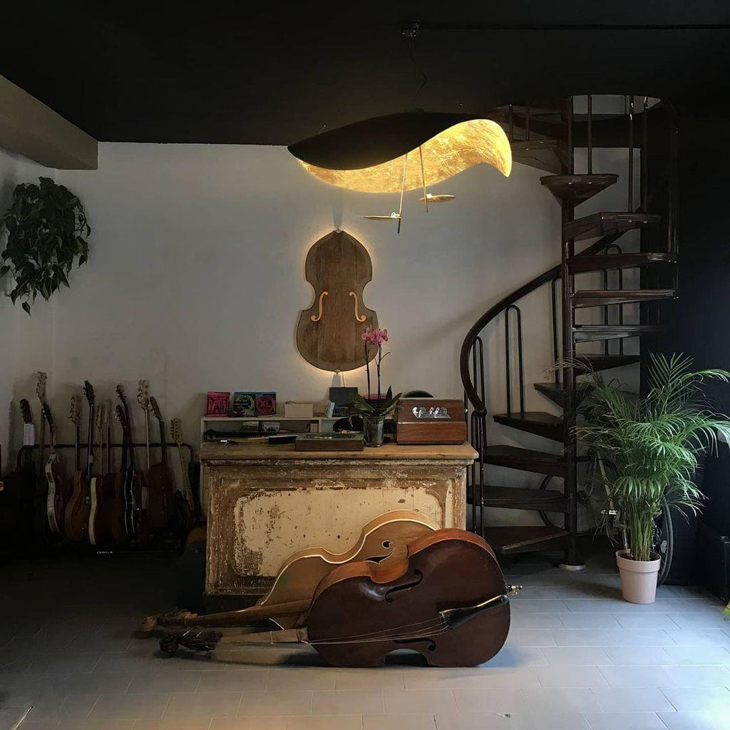 Disc pendant light with slim arm and warm downward light