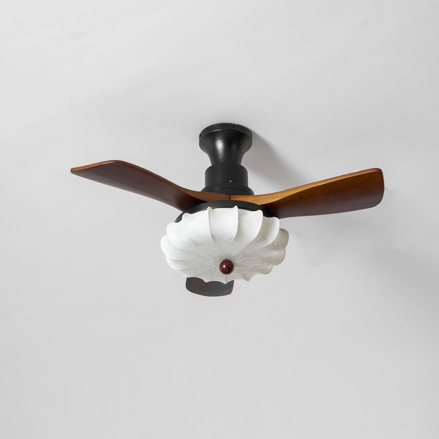 Loftventilator med lys Lotus Bloom med valnøddelameller, stofskærm og DC-motor
