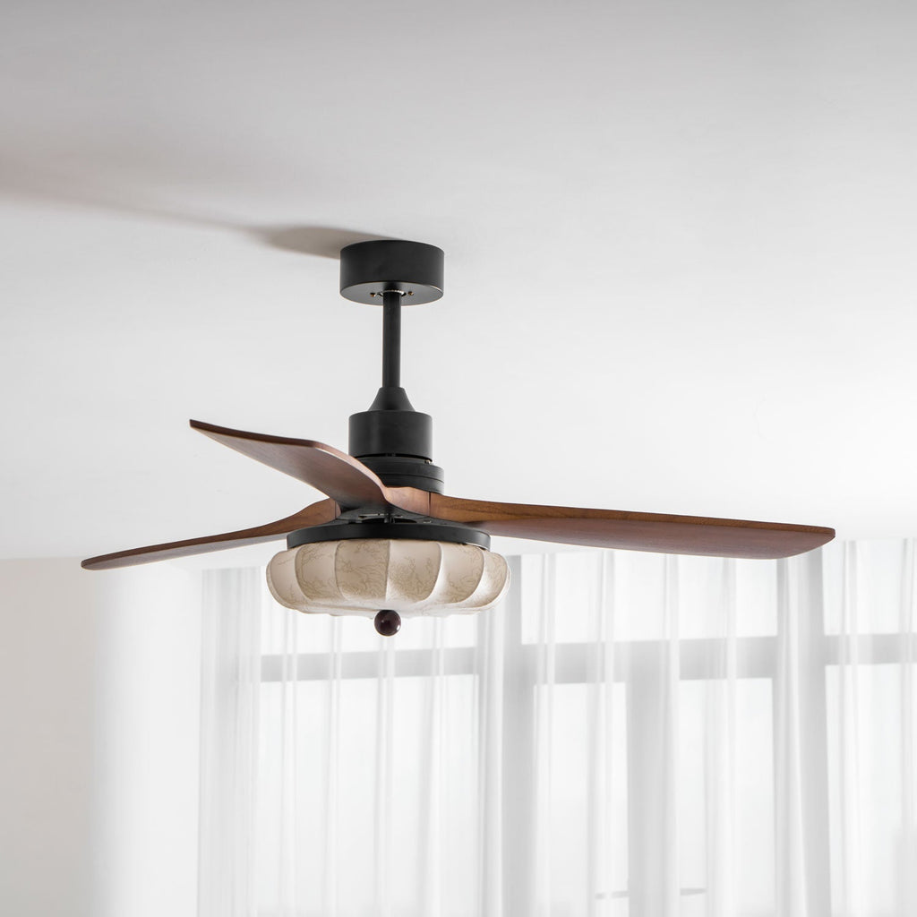 Loftventilator med lys Lotus Bloom med valnøddelameller, stofskærm og DC-motor