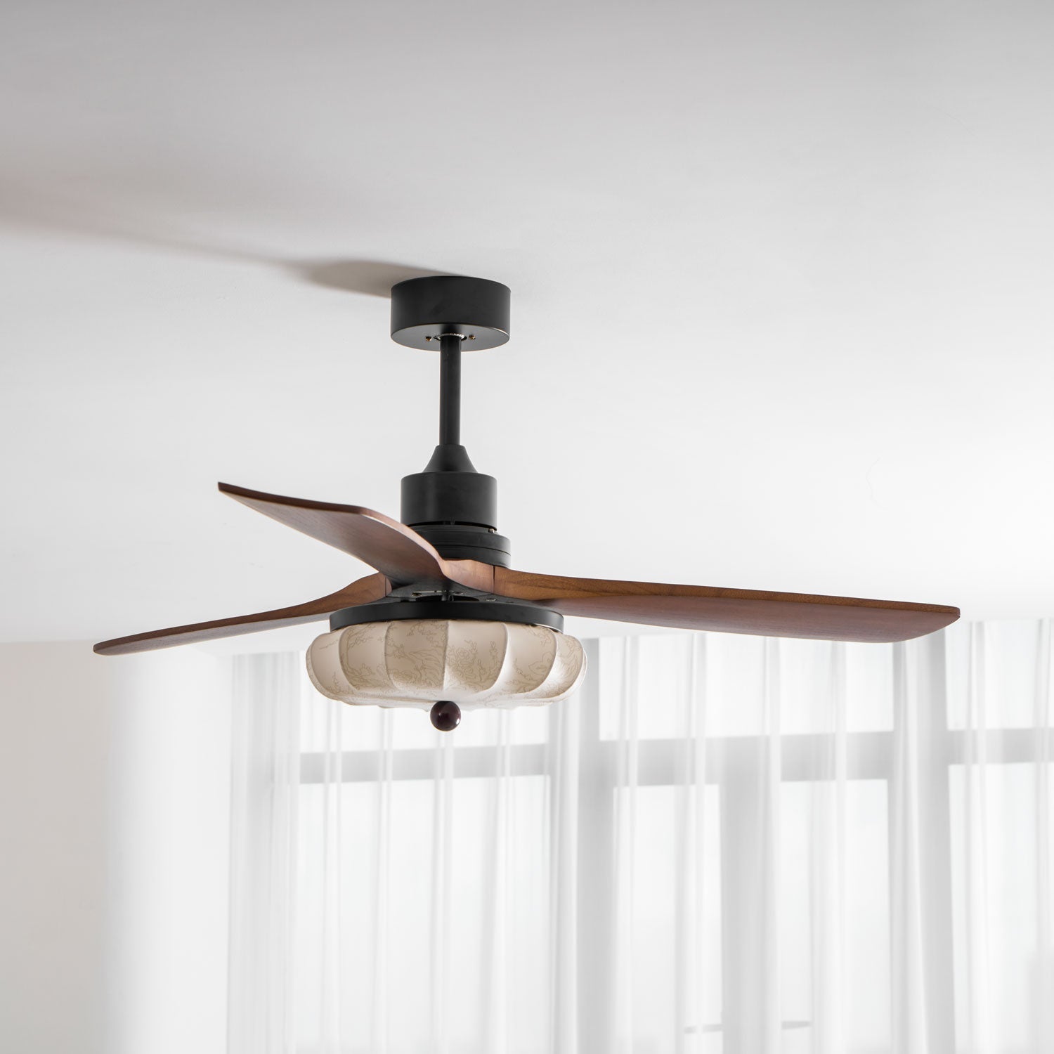 Loftventilator med lys Lotus Bloom med valnøddelameller, stofskærm og DC-motor