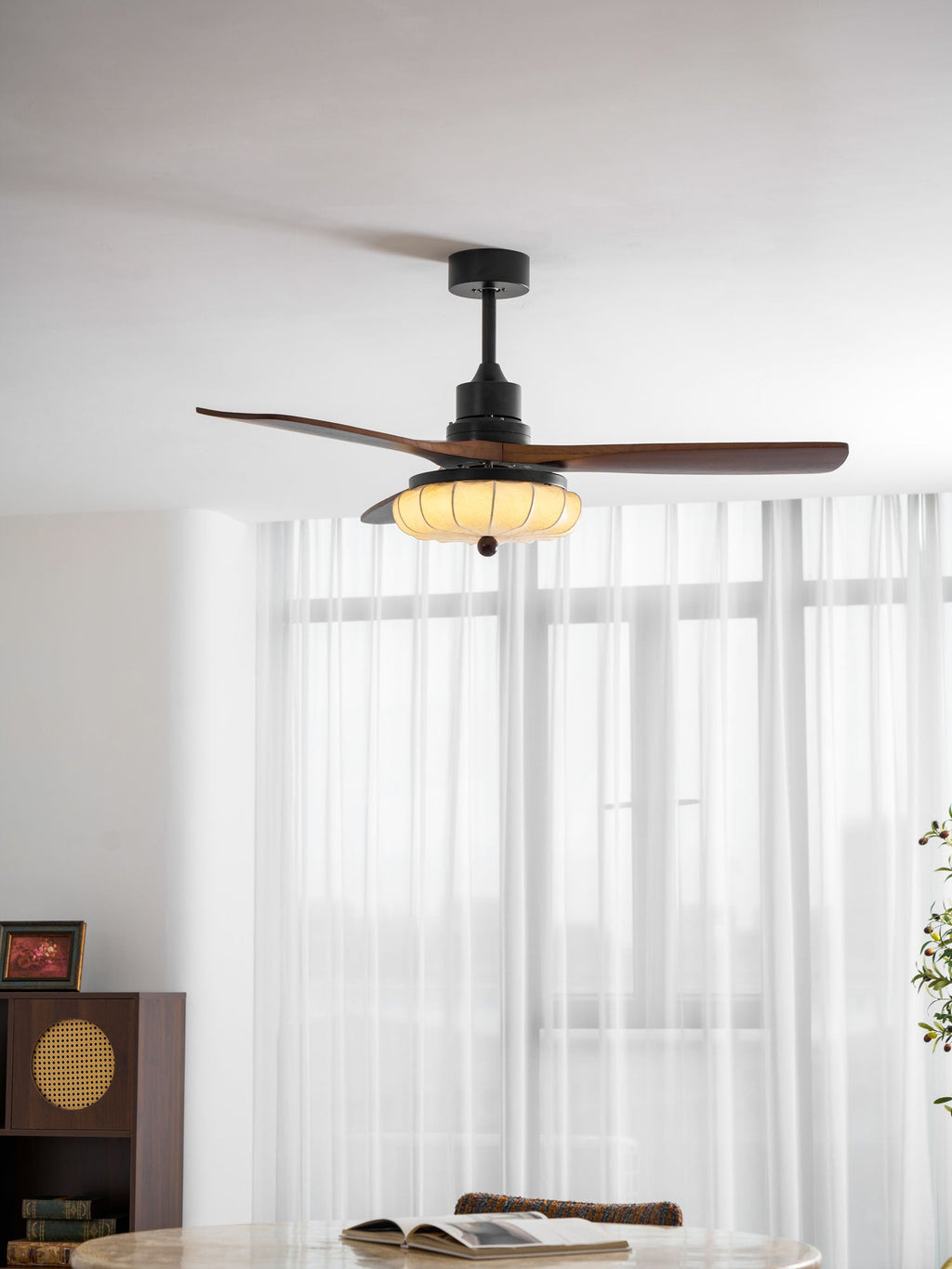 Loftventilator med lys Lotus Bloom med valnøddelameller, stofskærm og DC-motor