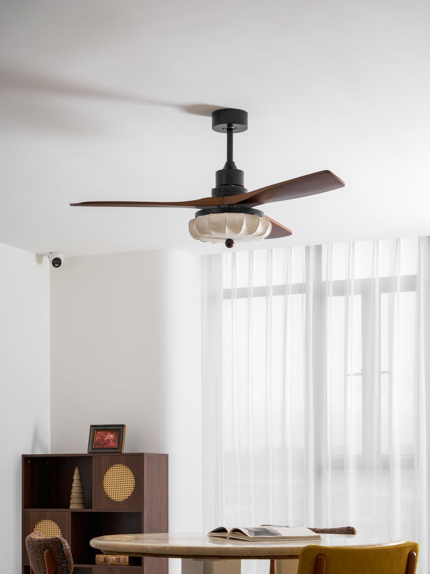 Loftventilator med lys Lotus Bloom med valnøddelameller, stofskærm og DC-motor