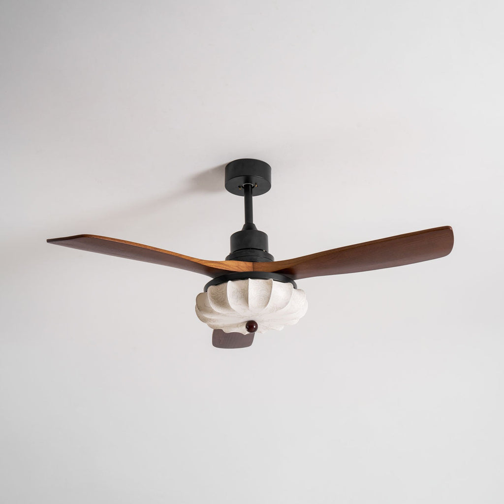 Loftventilator med lys Lotus Bloom med valnøddelameller, stofskærm og DC-motor