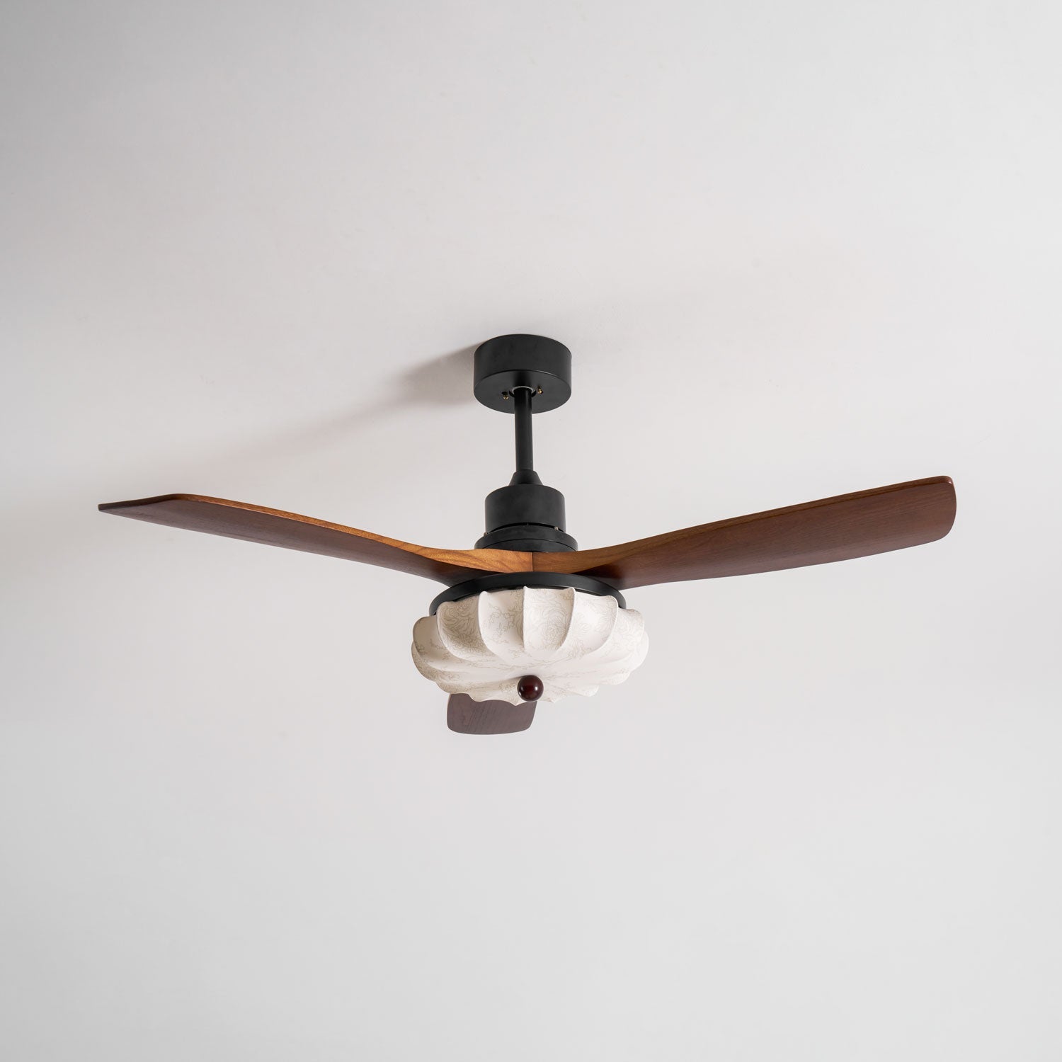 Loftventilator med lys Lotus Bloom med valnøddelameller, stofskærm og DC-motor