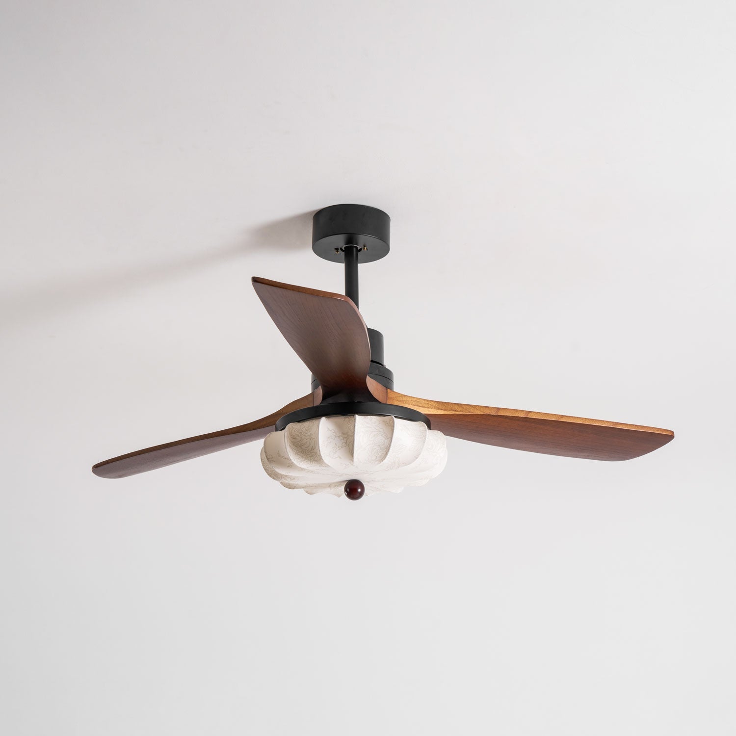 Loftventilator med lys Lotus Bloom med valnøddelameller, stofskærm og DC-motor
