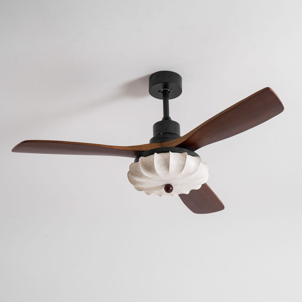 Loftventilator med lys Lotus Bloom med valnøddelameller, stofskærm og DC-motor