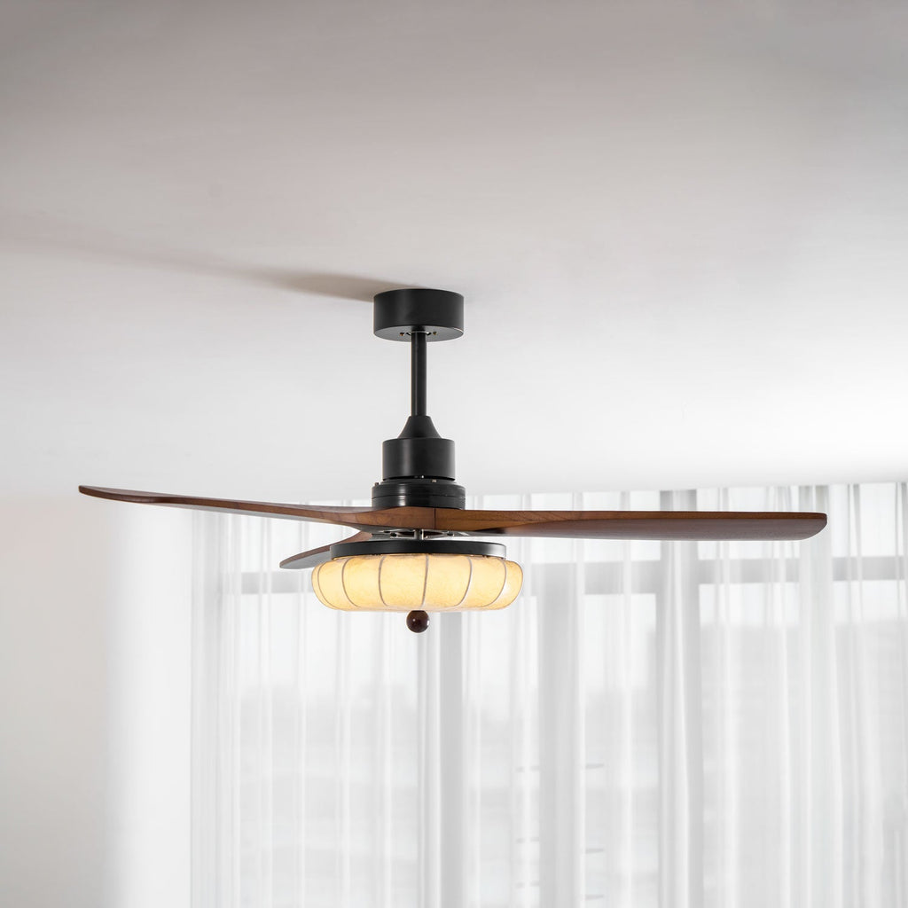 Loftventilator med lys Lotus Bloom med valnøddelameller, stofskærm og DC-motor