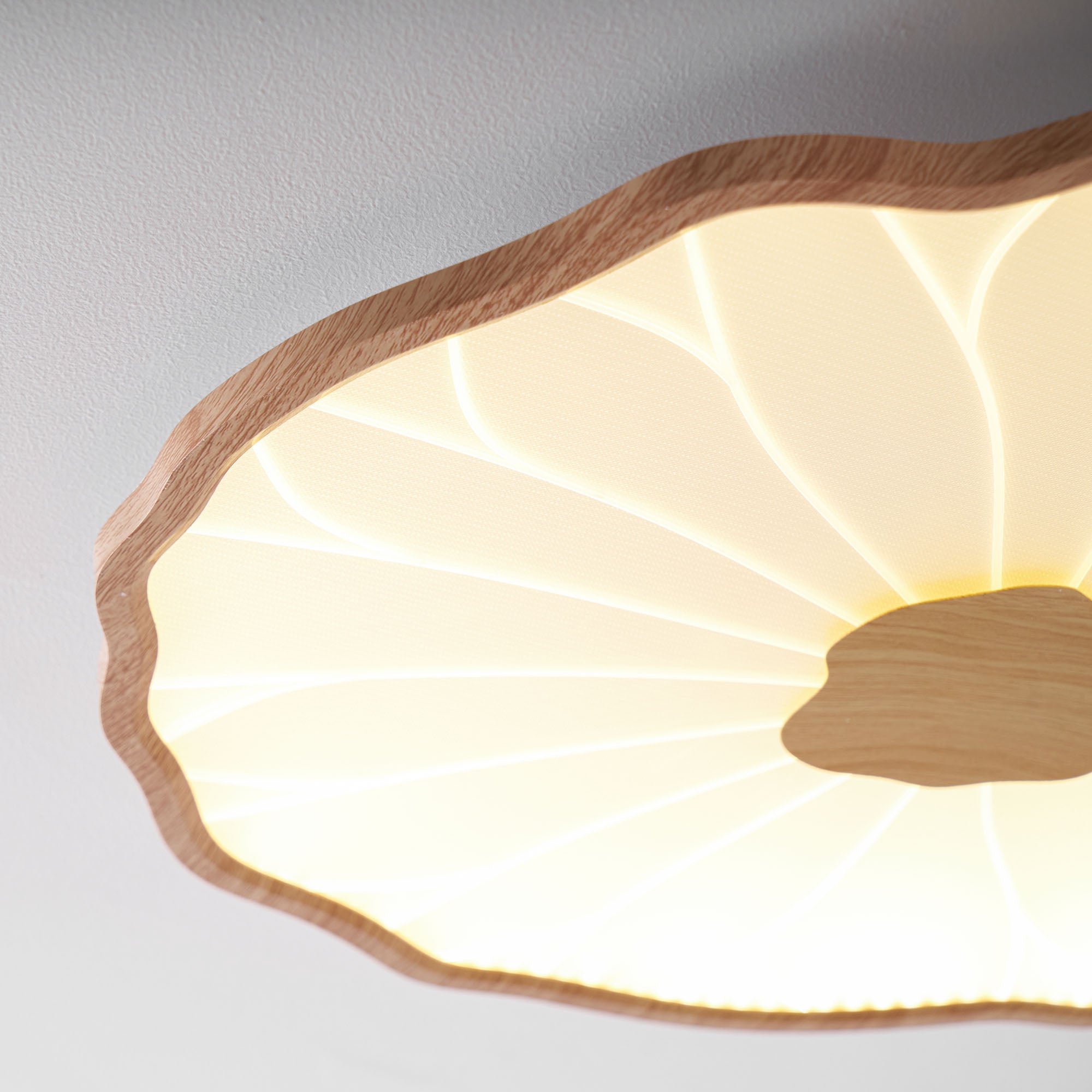 Loftlampe Lotusblad, træstruktur akryl, integreret LED, indbygget montage