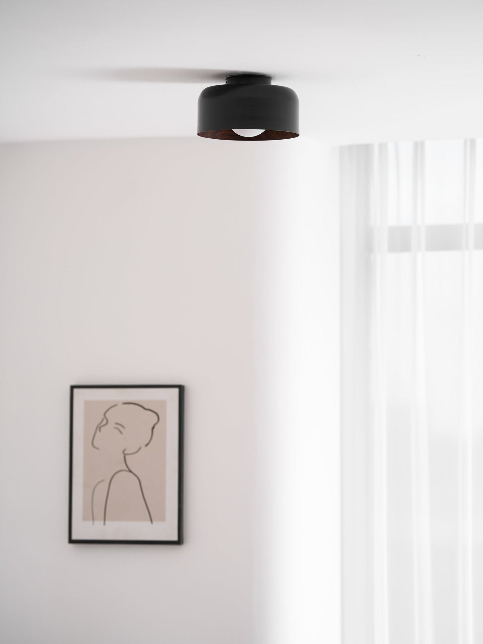 Loftlampe, hvid glasglobus, træstruktur, G9 fastmonteret