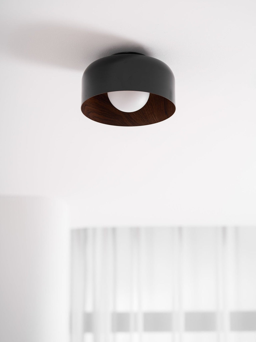 Loftlampe, hvid glasglobus, træstruktur, G9 fastmonteret