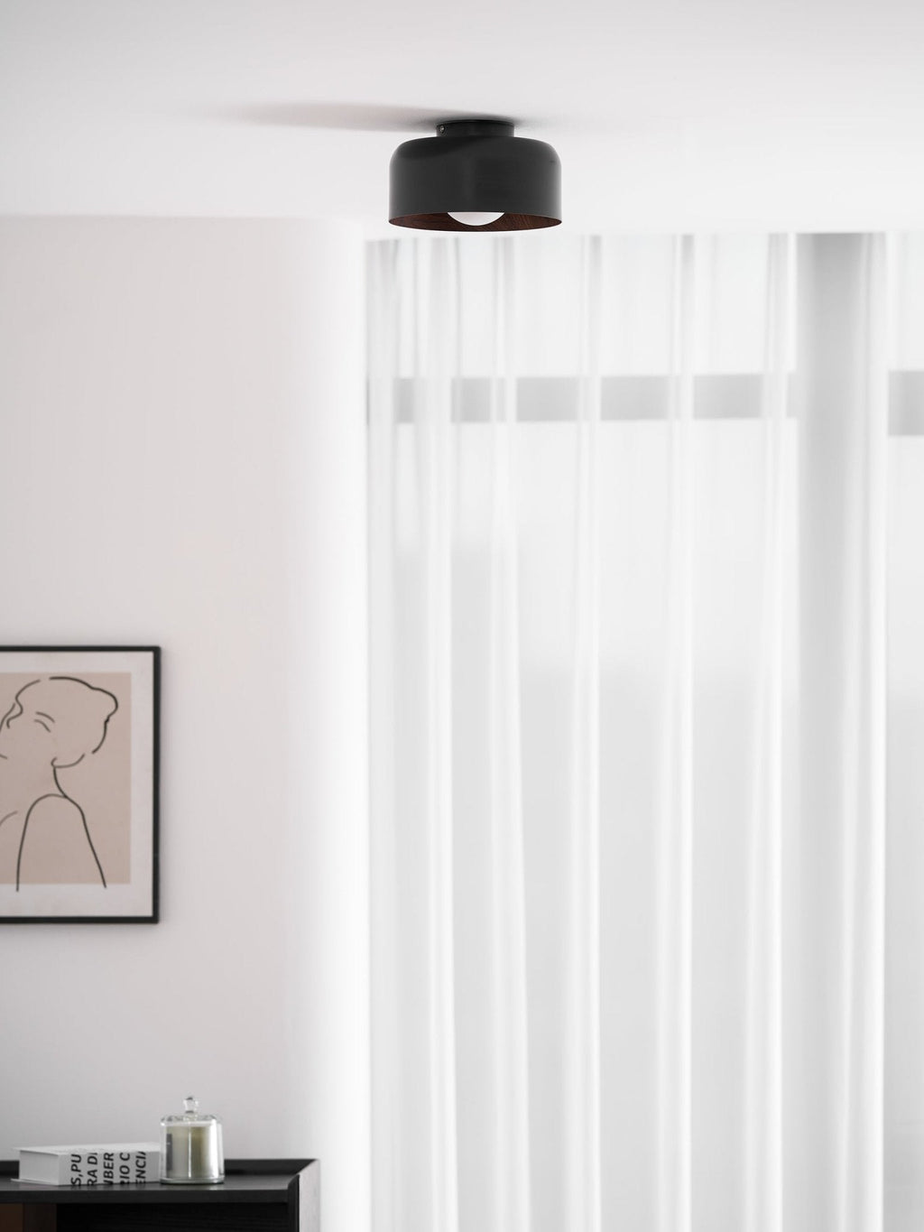 Loftlampe, hvid glasglobus, træstruktur, G9 fastmonteret