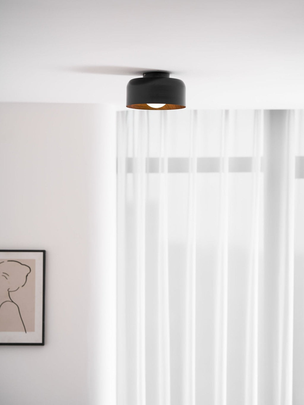 Loftlampe, hvid glasglobus, træstruktur, G9 fastmonteret