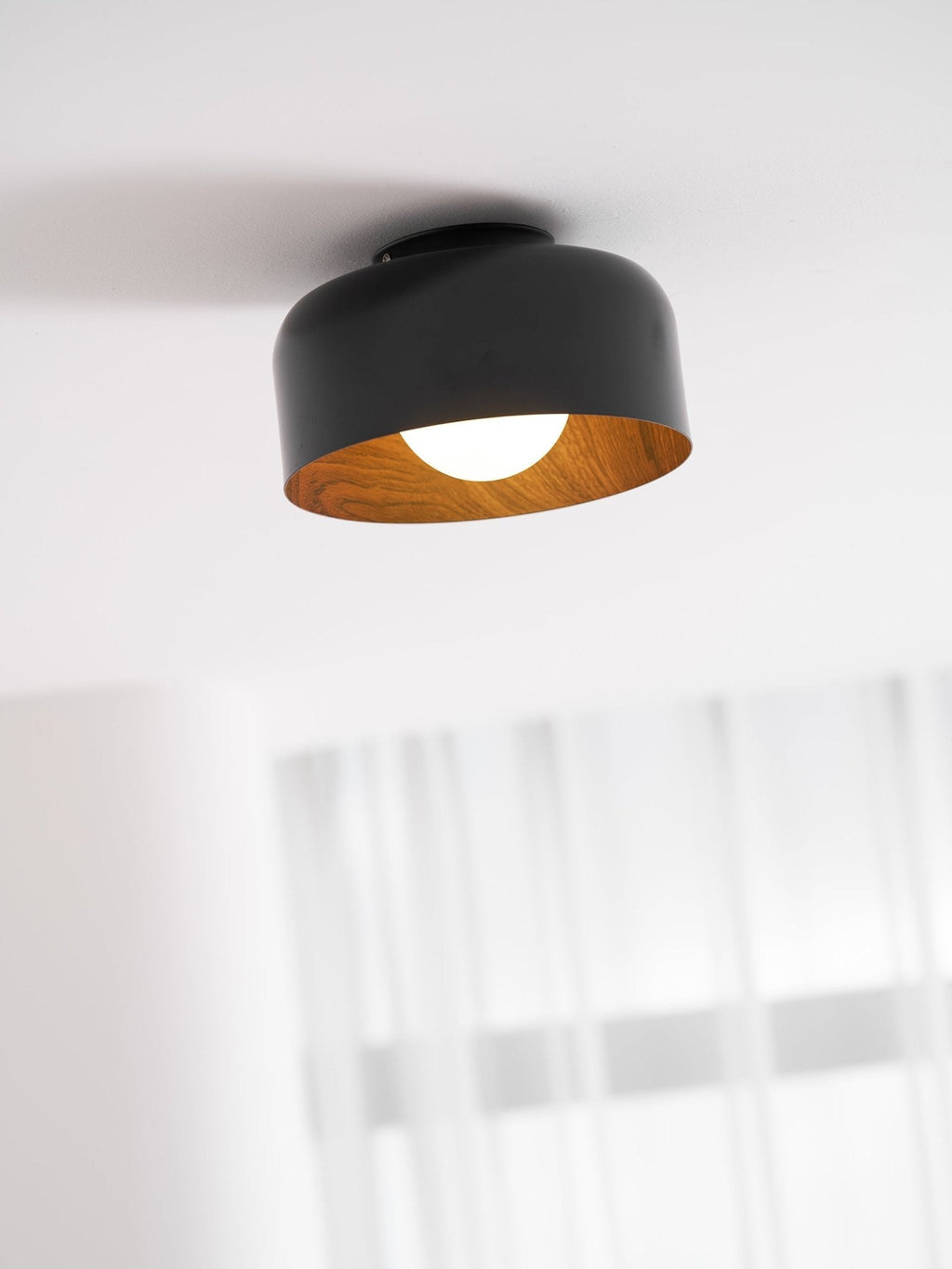 Loftlampe, hvid glasglobus, træstruktur, G9 fastmonteret