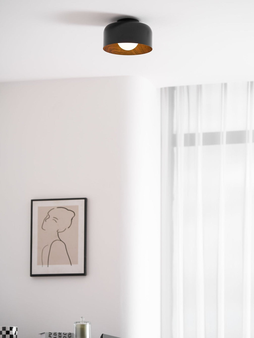 Loftlampe, hvid glasglobus, træstruktur, G9 fastmonteret