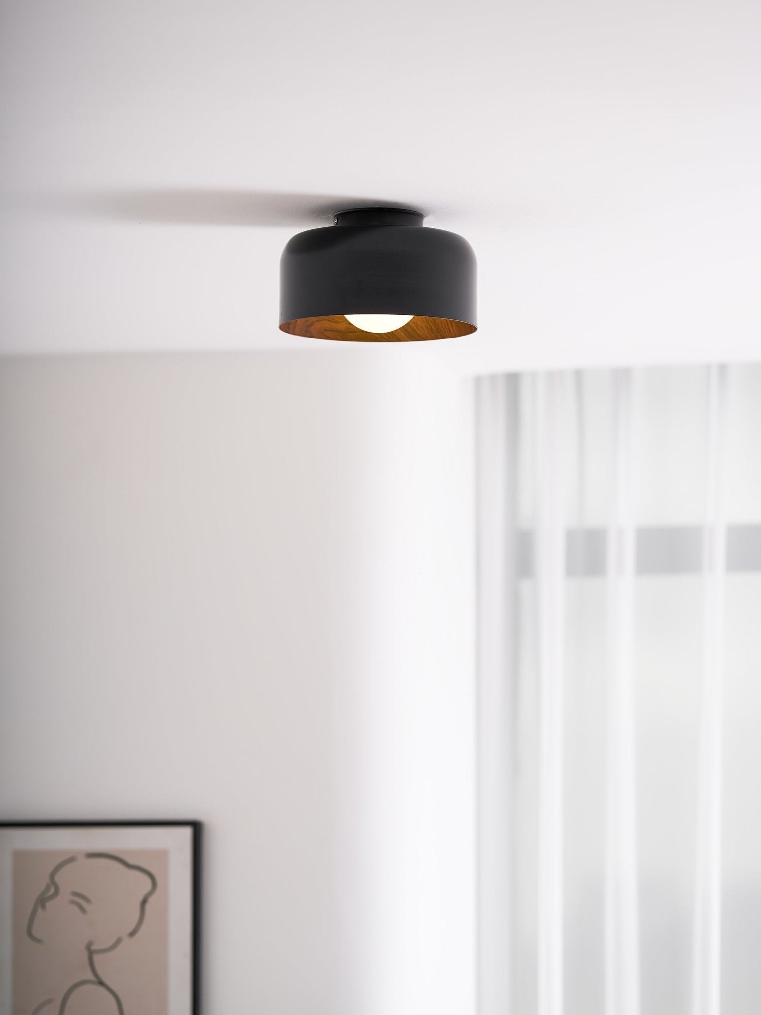 Loftlampe, hvid glasglobus, træstruktur, G9 fastmonteret