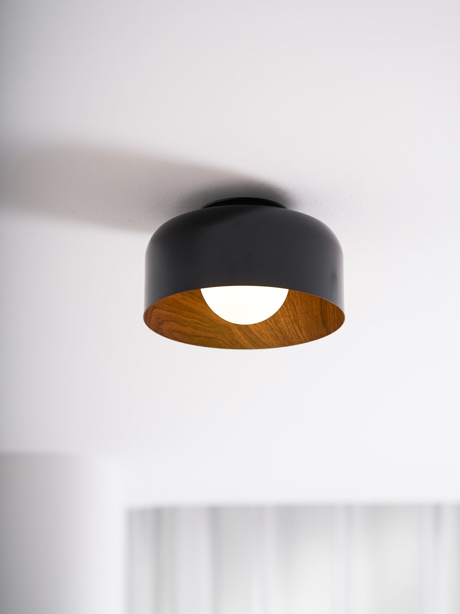 Loftlampe, hvid glasglobus, træstruktur, G9 fastmonteret