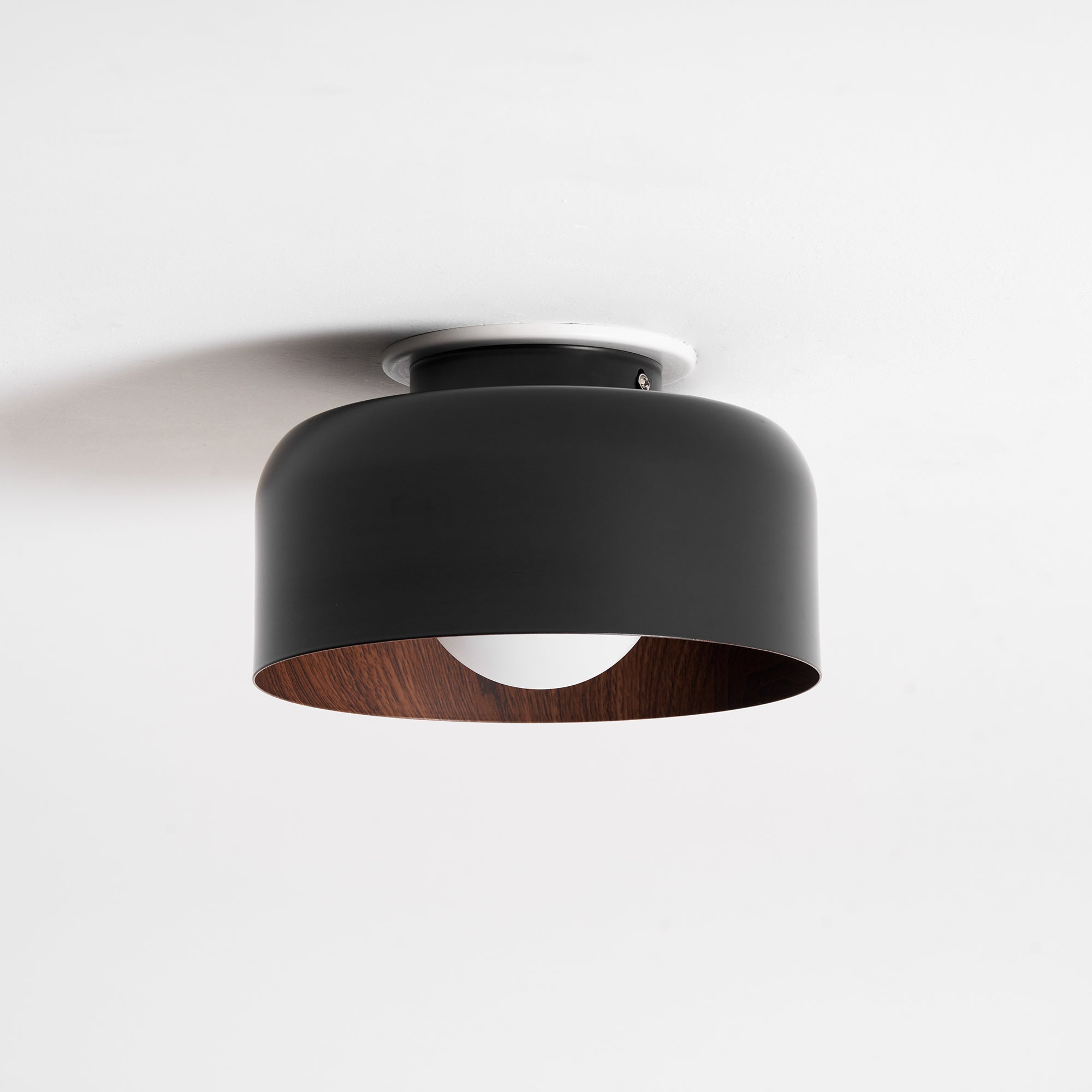 Loftlampe, hvid glasglobus, træstruktur, G9 fastmonteret