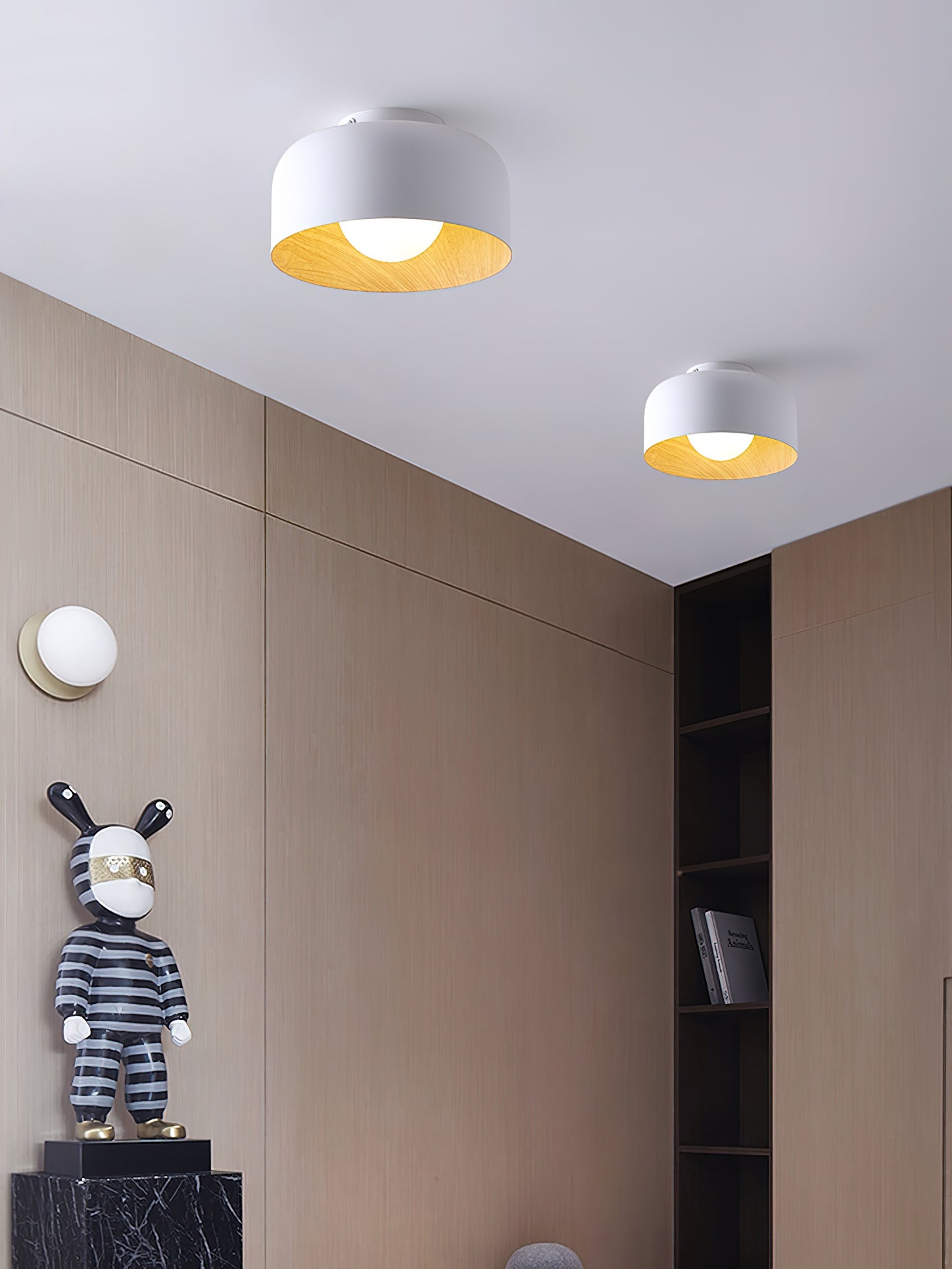 Loftlampe, hvid glasglobus, træstruktur, G9 fastmonteret
