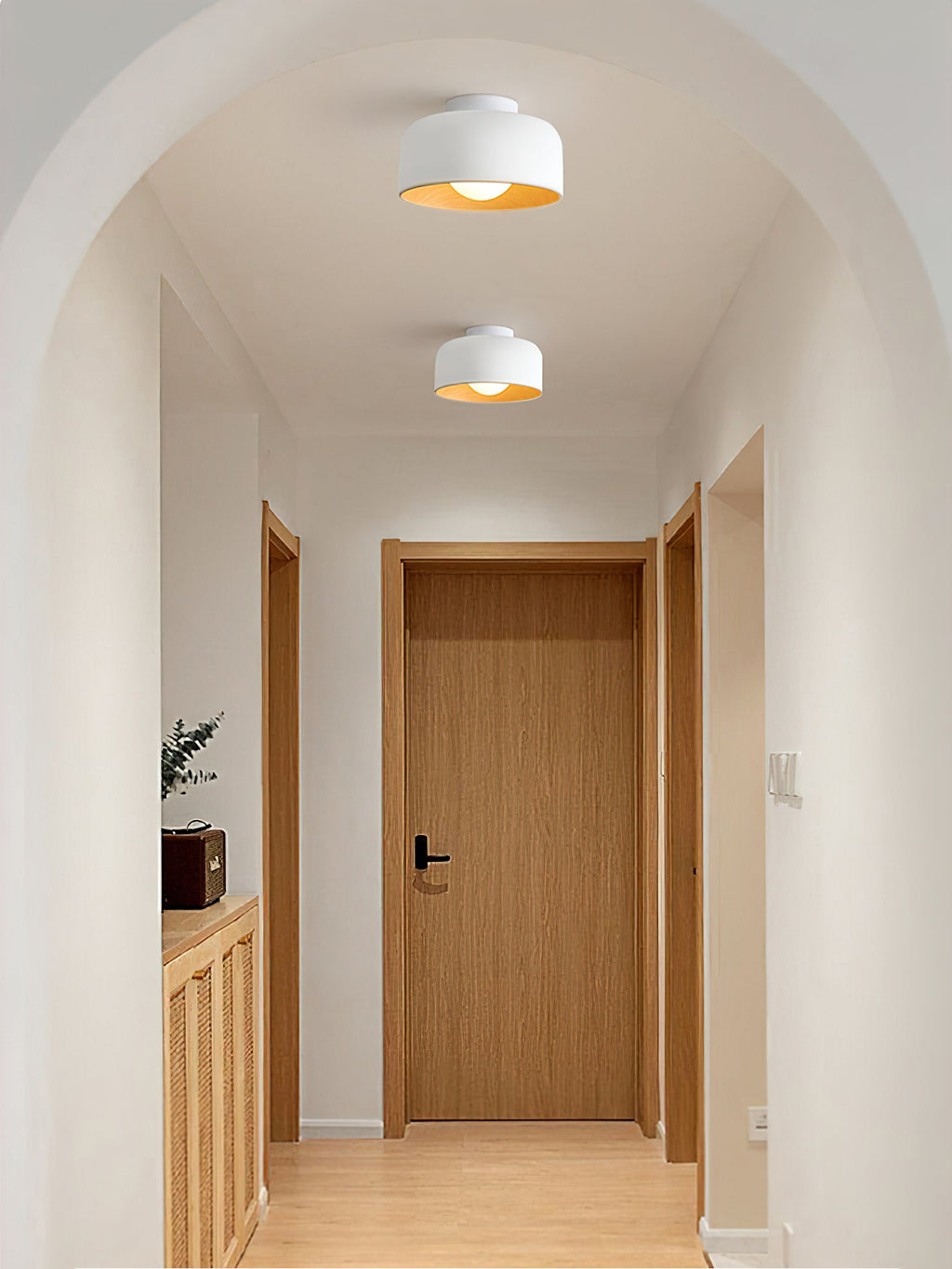 Loftlampe, hvid glasglobus, træstruktur, G9 fastmonteret