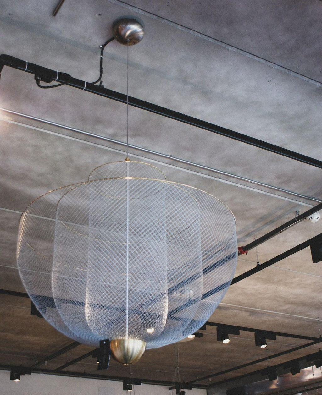Suspension en fil métallique, sphère en acier superposée, LED intégrée, chrome ou or