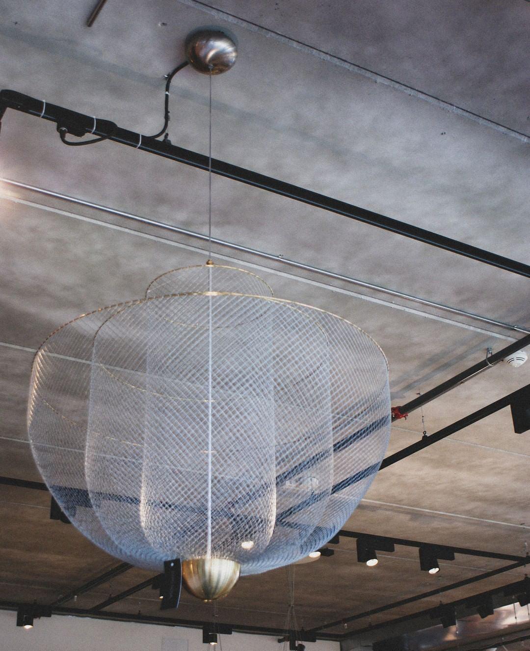 Suspension en fil métallique, sphère en acier superposée, LED intégrée, chrome ou or