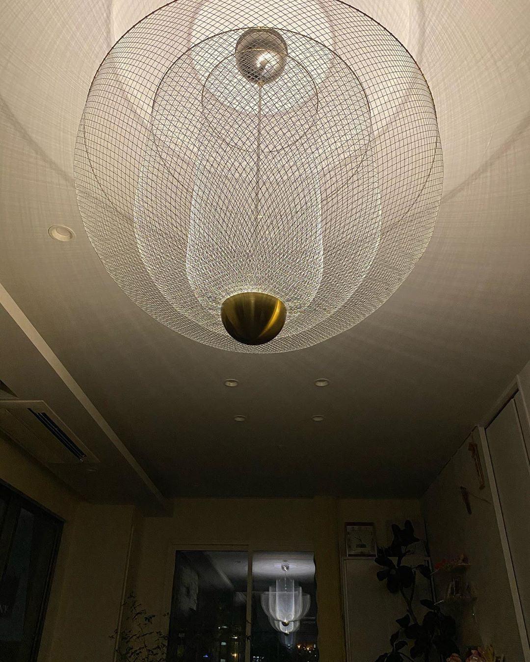 Suspension en fil métallique, sphère en acier superposée, LED intégrée, chrome ou or