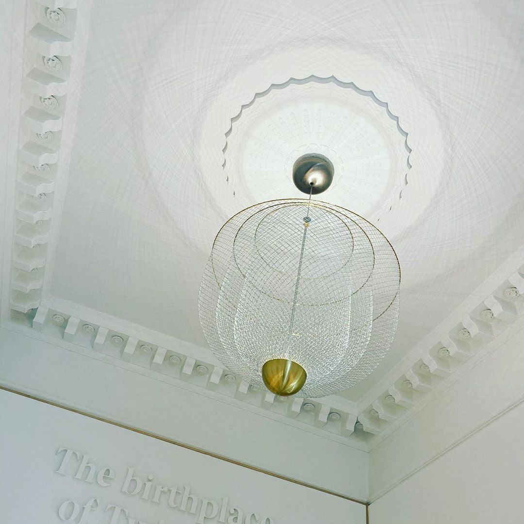 Suspension en fil métallique, sphère en acier superposée, LED intégrée, chrome ou or