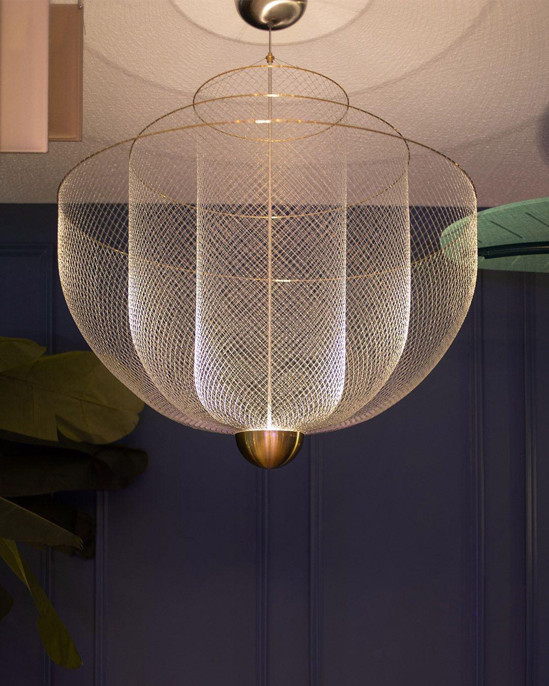 Suspension en fil métallique, sphère en acier superposée, LED intégrée, chrome ou or