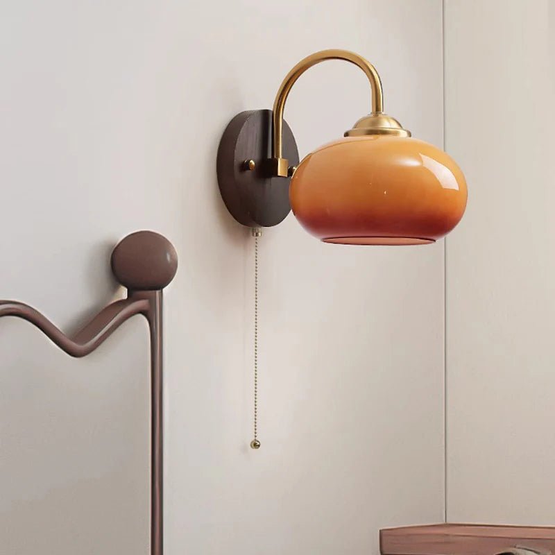 Væglampe i asketræ med karamelglas-skærm, mid-century stil