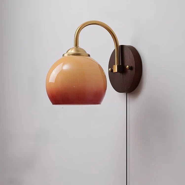 Væglampe i asketræ med karamelglas-skærm, mid-century stil
