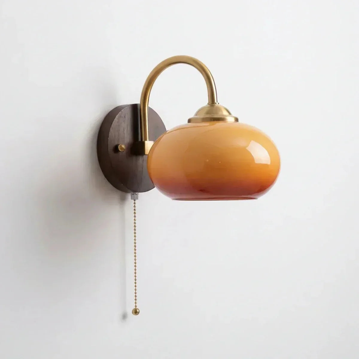 Væglampe i asketræ med karamelglas-skærm, mid-century stil