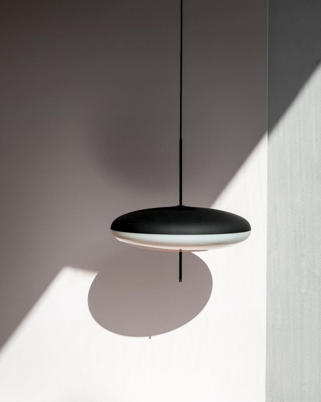 Opal Disc Pendel, Opaliseret Skærm, Sort eller Hvid, E26/E27