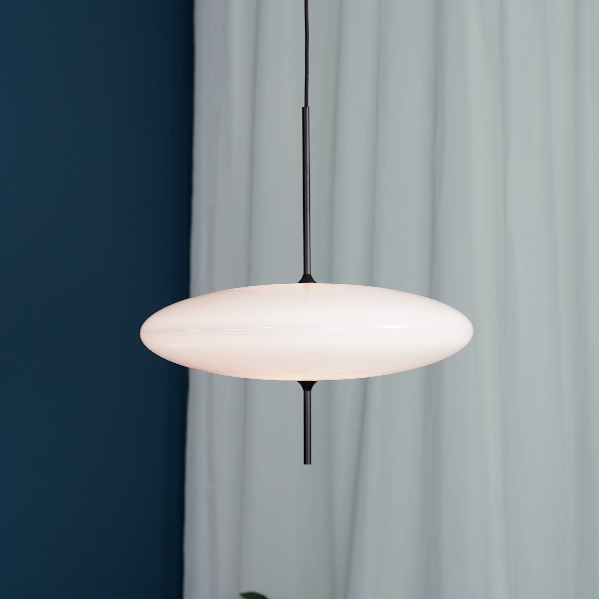 Opal Disc Pendel, Opaliseret Skærm, Sort eller Hvid, E26/E27