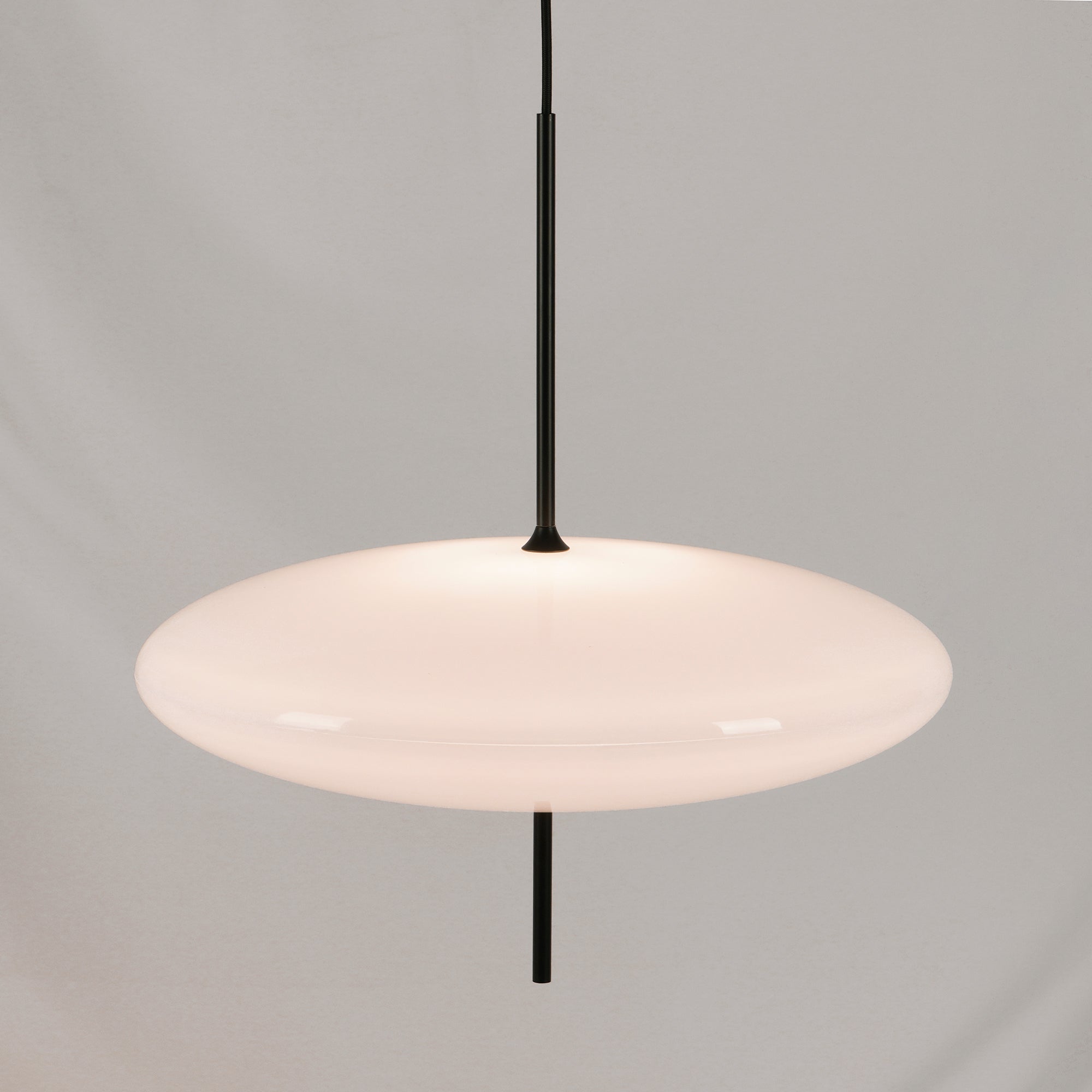 Opal Disc Pendel, Opaliseret Skærm, Sort eller Hvid, E26/E27