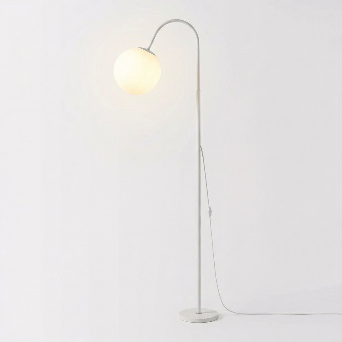 Orb-gulvlampe med frostet glasskærm og træfod, 60 tommer