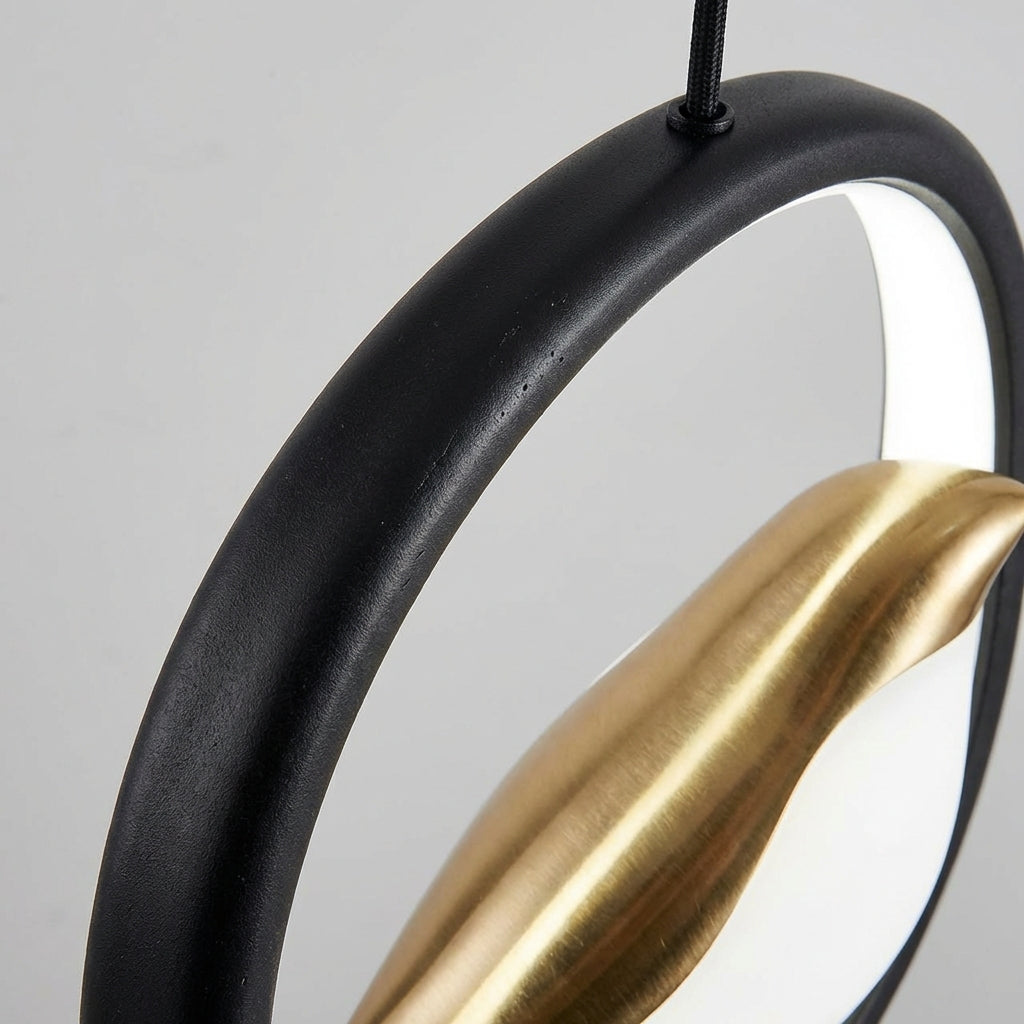 Skulpturel oval pendellampe med varm LED-glød, justerbar højde