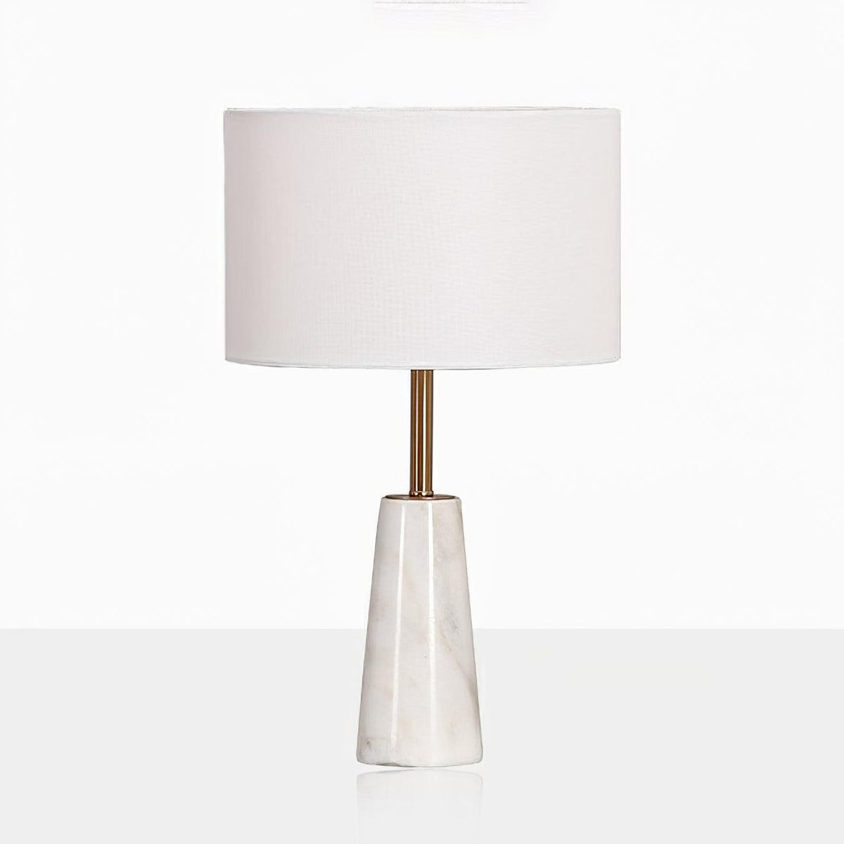 Clérachic table lamp shown full height on a reflective white surface, its faceted base doubled below it.