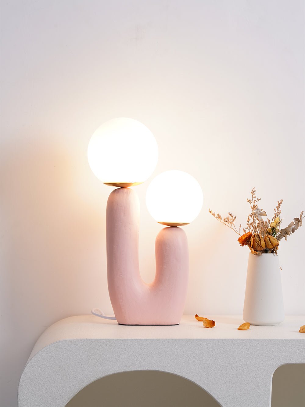 Table lamp with rounded body and soft diffused light