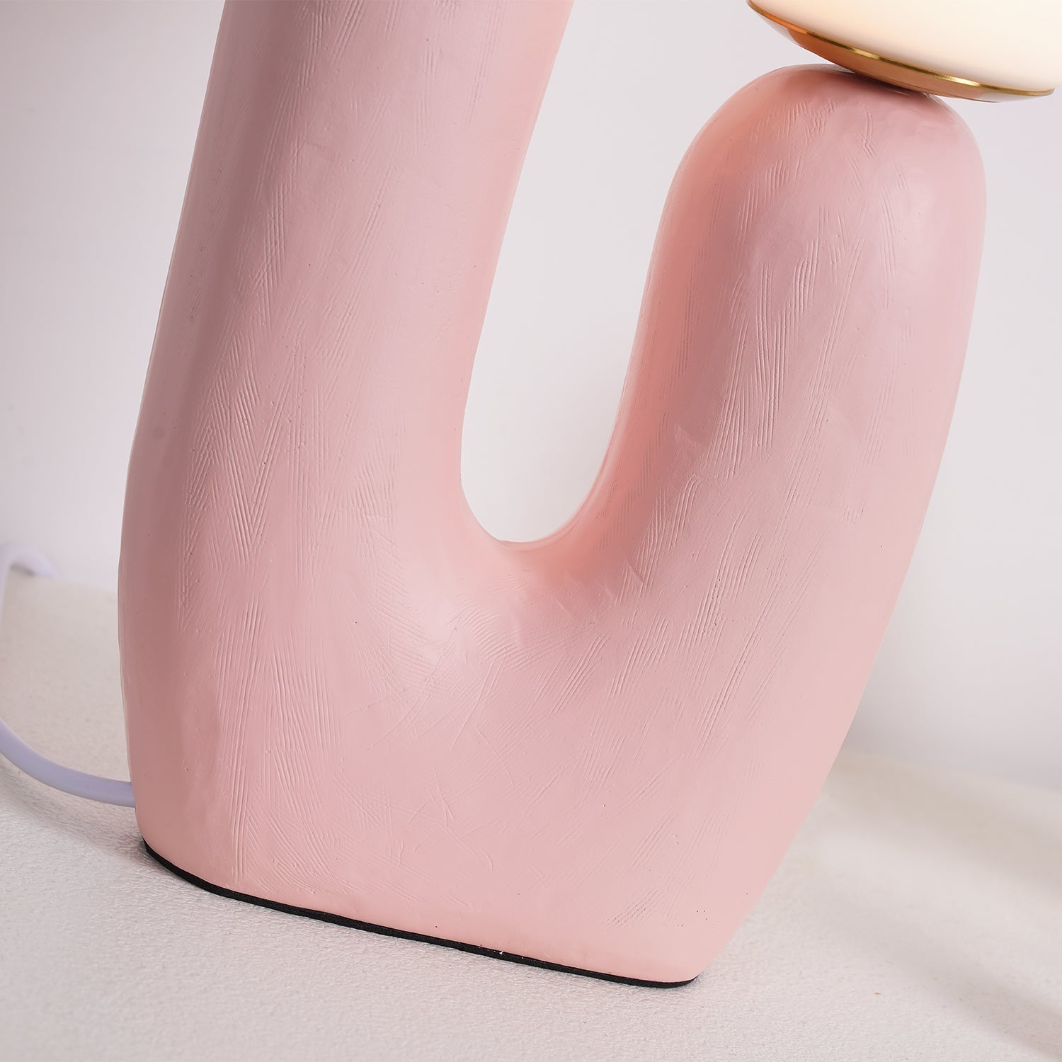 Oo bordlampe, hvid glasskærm, keramisk krop, G9, med stik
