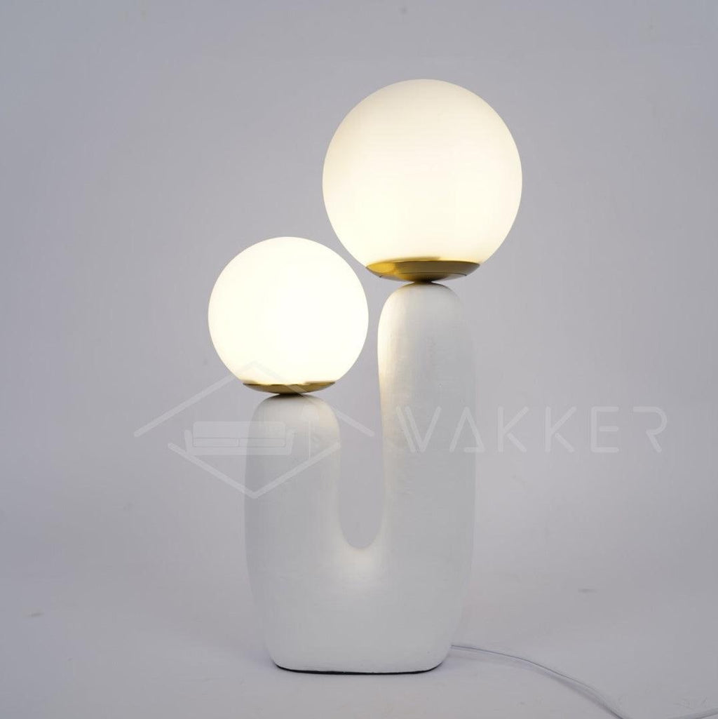 Oo bordlampe, hvid glasskærm, keramisk krop, G9, med stik
