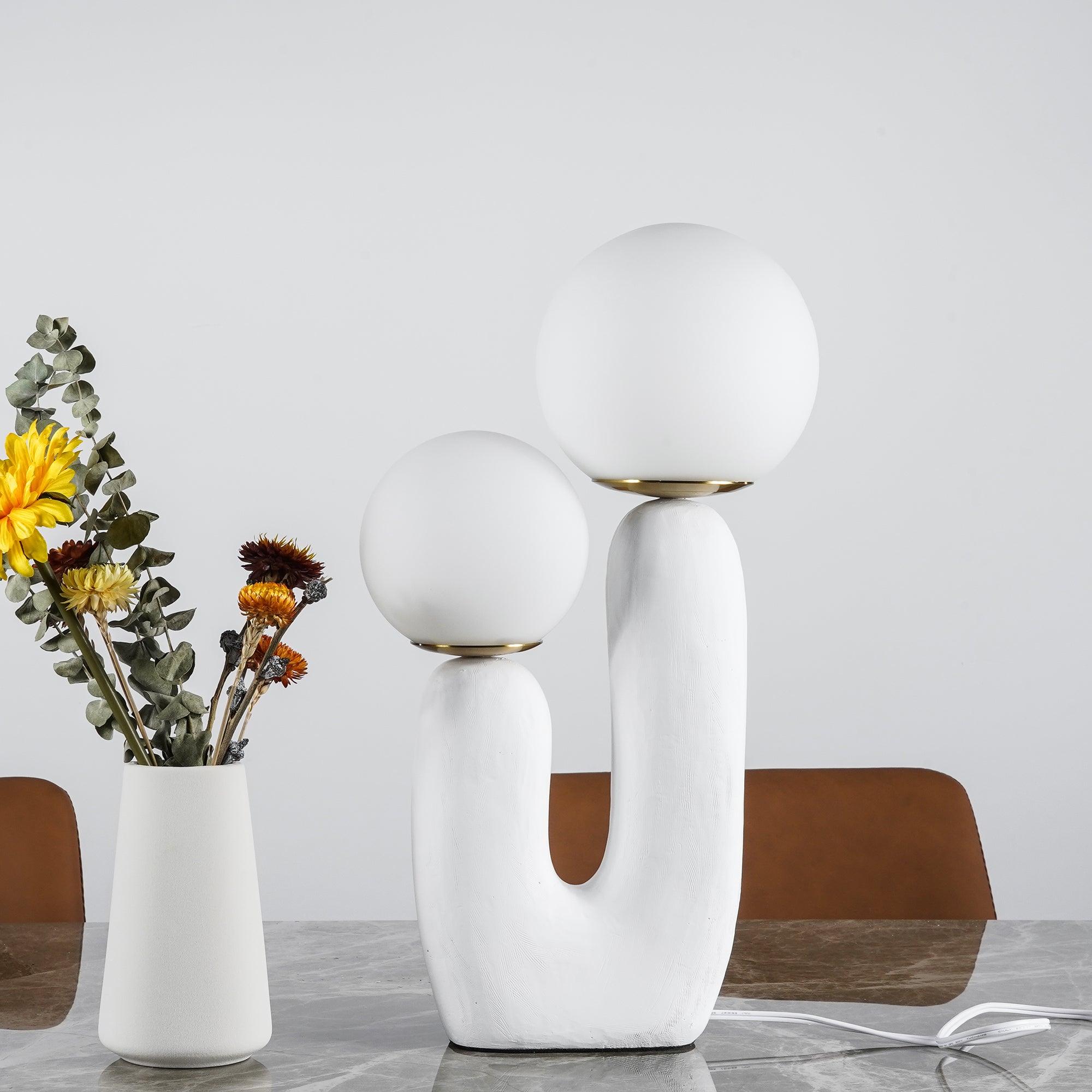 Oo bordlampe, hvid glasskærm, keramisk krop, G9, med stik
