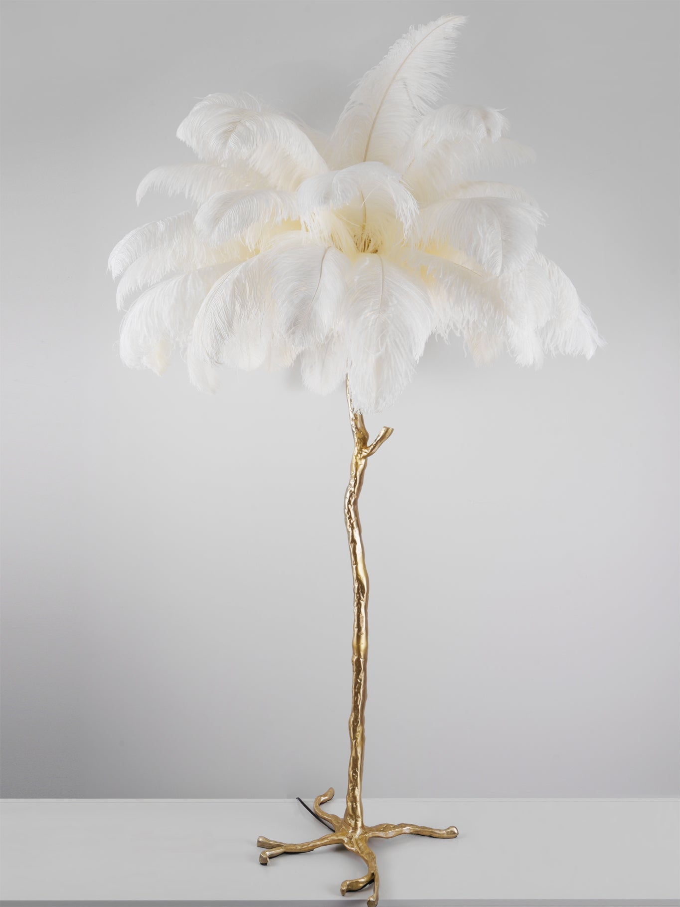 Gulvlampe, skærm af strudsefjer, messingfod, 6x G9, med stik
