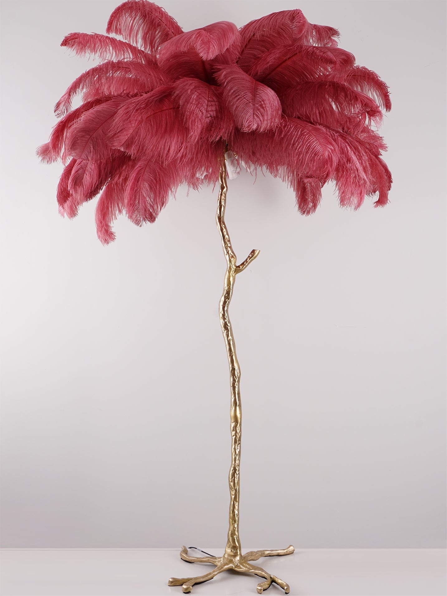 Gulvlampe, skærm af strudsefjer, messingfod, 6x G9, med stik