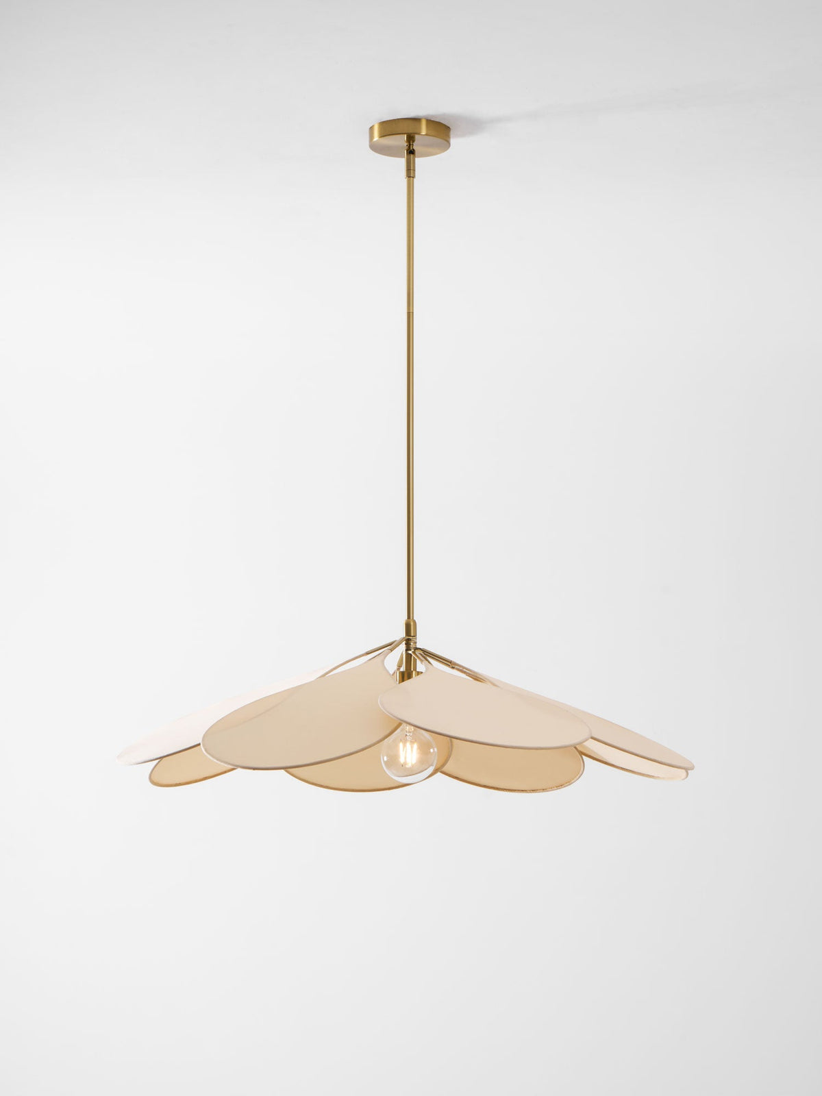 This Clérachic pendant lamp in beige petals hangs compactly on a long brass stem against a plain grey background.