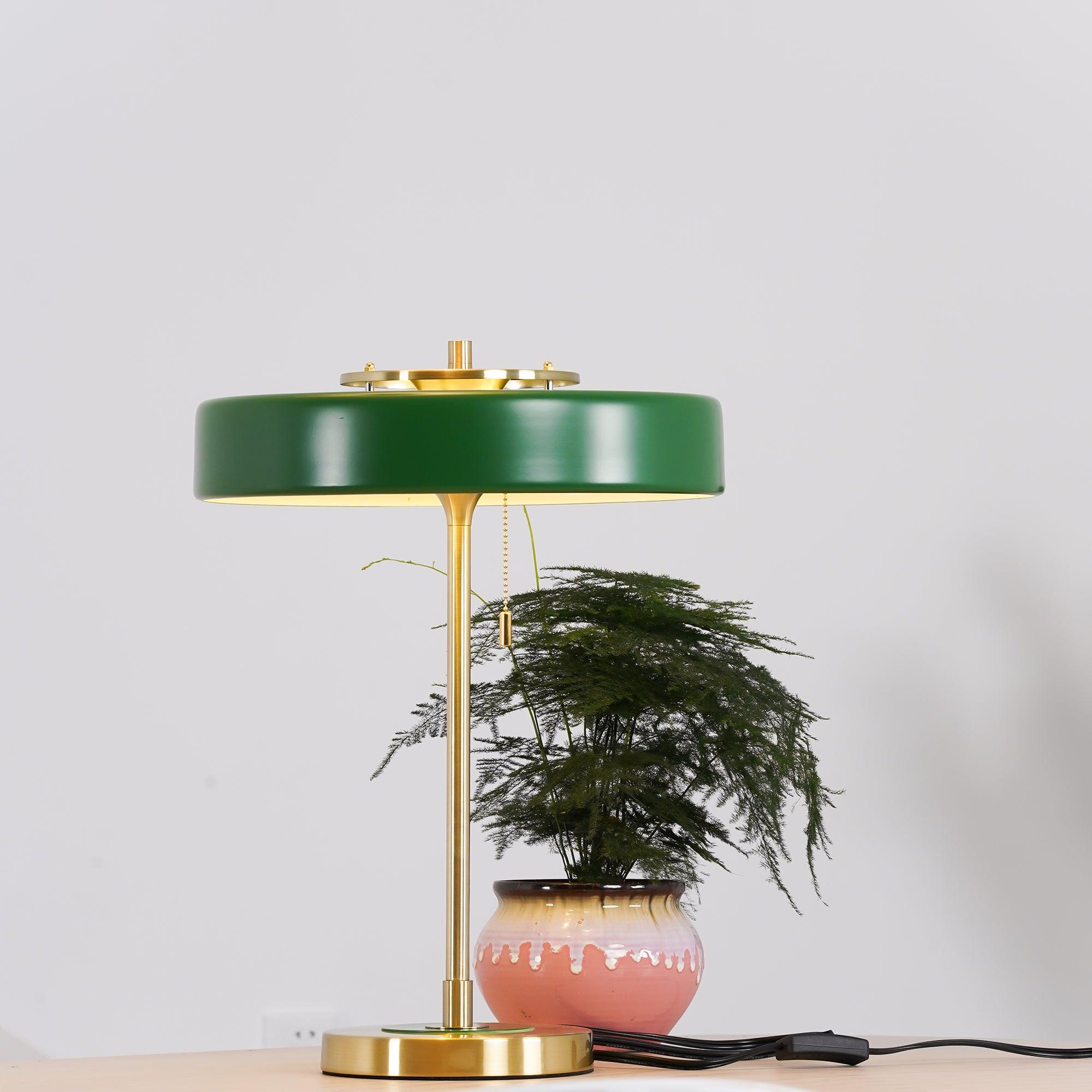 Revolve bordlampe, skærm i drejet metal, opal diffusor, jernfod, G9