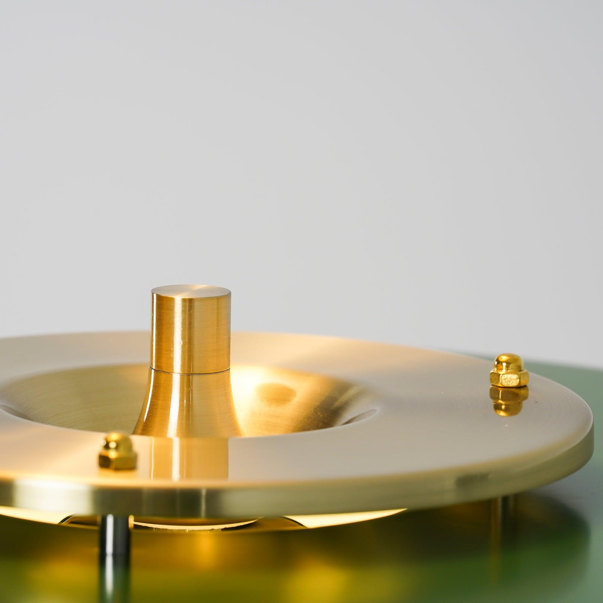 Revolve bordlampe, skærm i drejet metal, opal diffusor, jernfod, G9